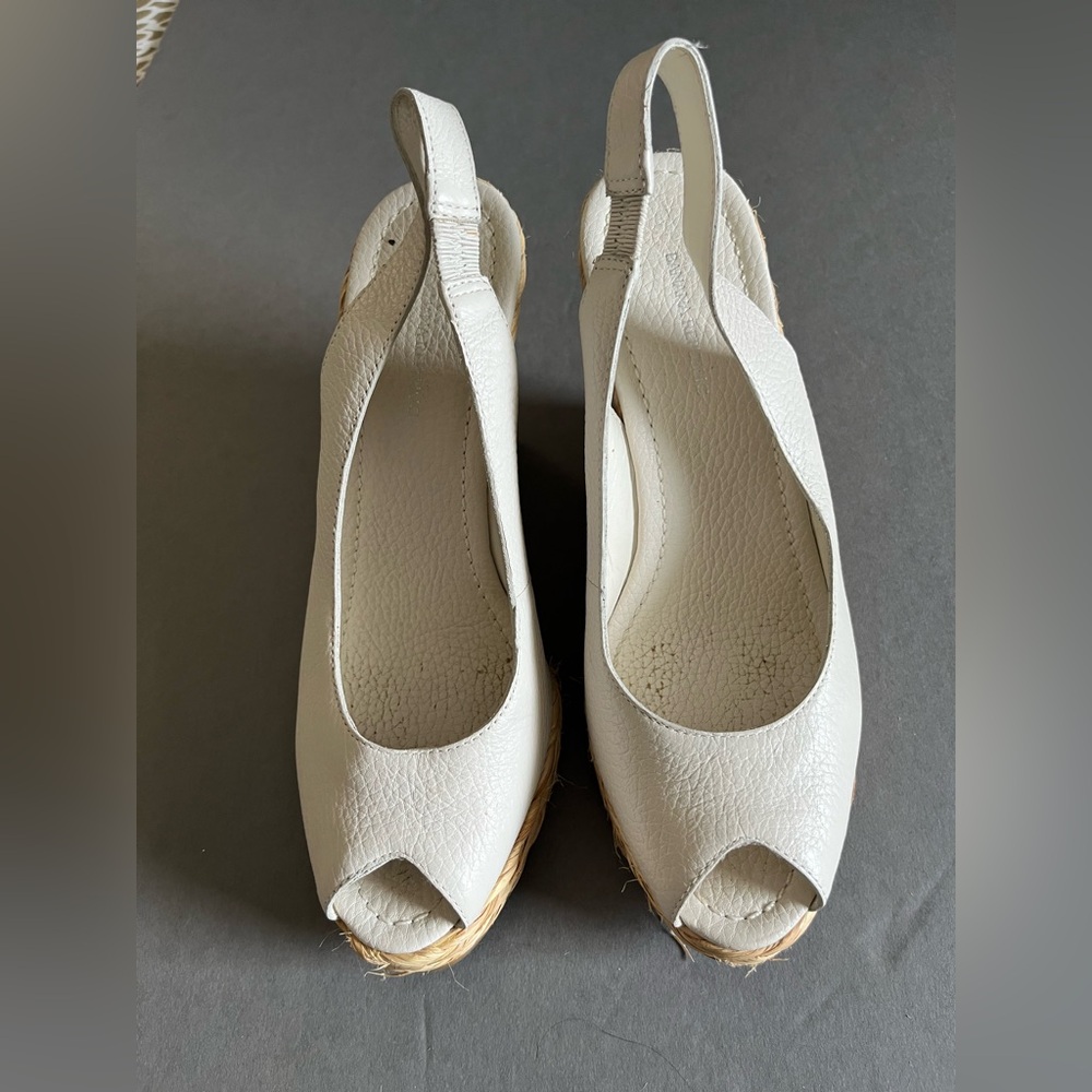 Banana Republic White Platform peep toe Shoes with Classic Design